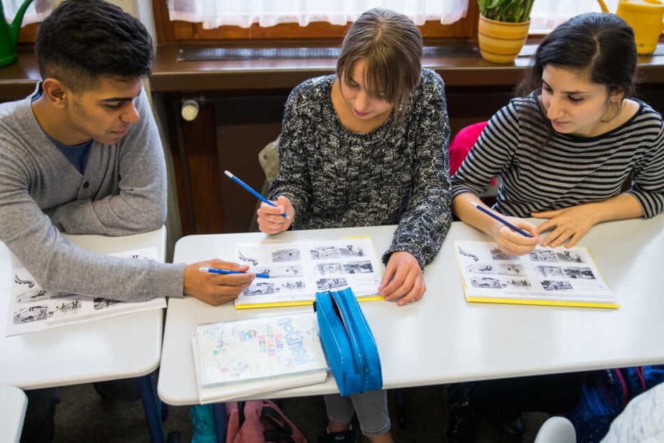 Im bayerischen Zierndorf lernen Flüchtlinge einer Klasse deutsche Verkehrsregeln.