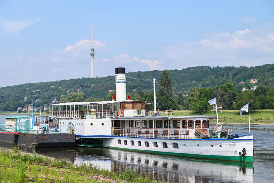 Dampfer "Leipzig" auf der Intensivstation: Der 90 Jahre alte Stolz der Weißen Flotte lag tagelang zur Reparatur am Anleger der Laubegaster Werft fest.