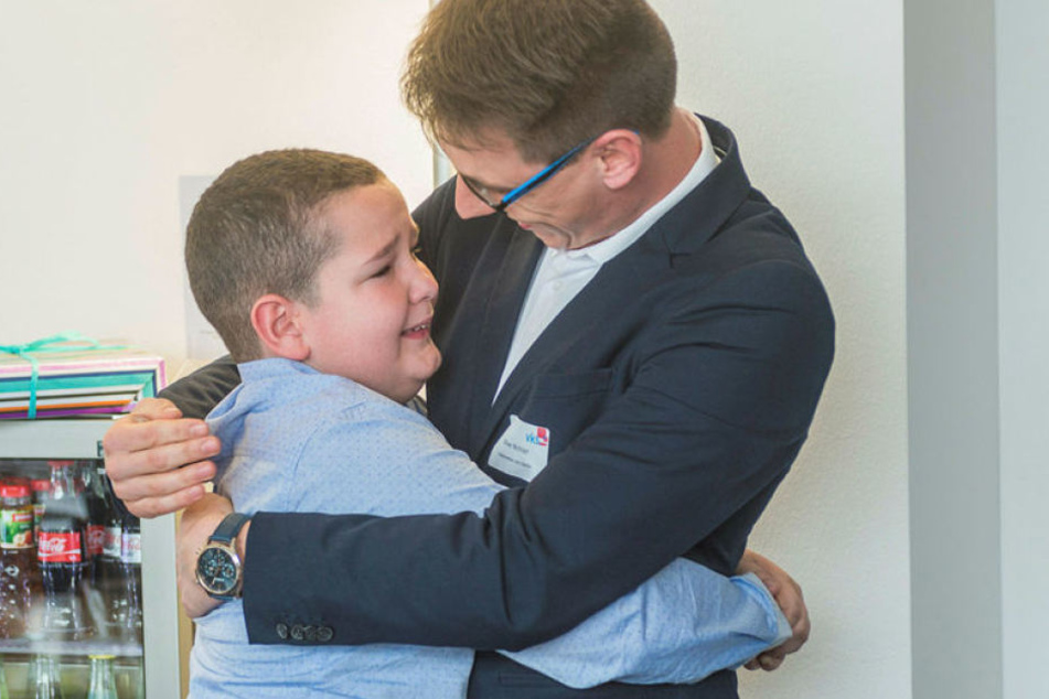 Berührend: Krebs-Patient Danilo (12) aus Montenegro dankte seinem Dresdner
Lebensretter Oliver Richter (28), der ihm sein Knochenmark spendete.