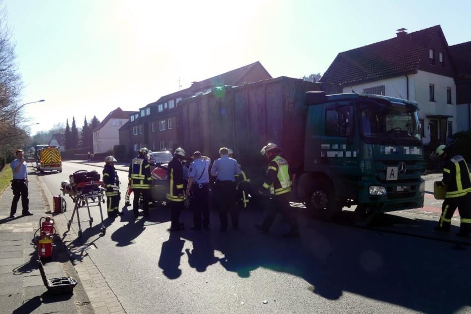 Bei dem Crash wurde die Fahrerin im Wagen eingeklemmt.