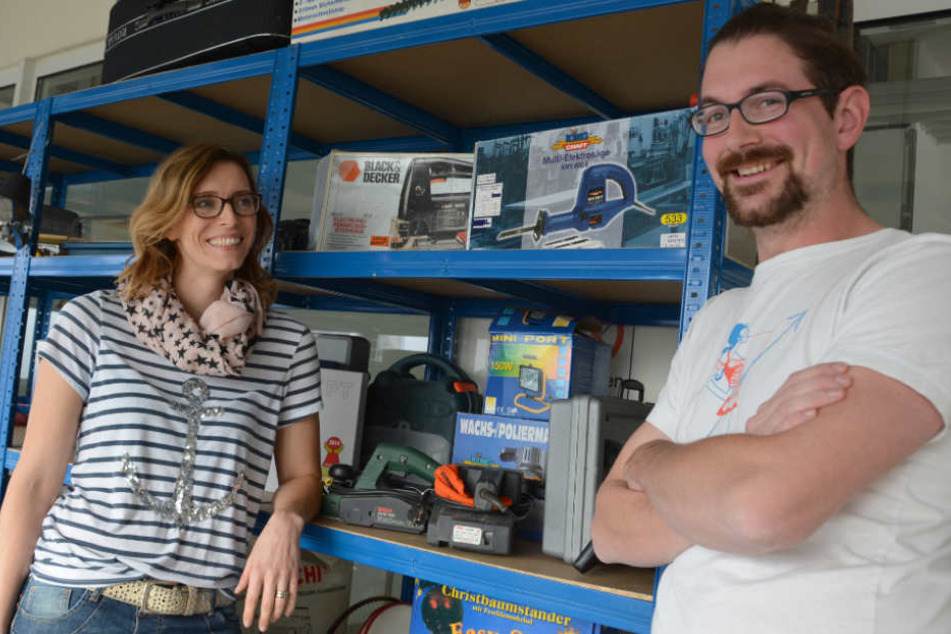 Yvonne Spiegelhalder und Florian Grünert stehen in ihrem Leihladen