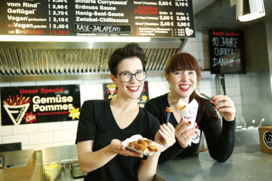 Von wegen nicht innovativ! Simone (35, l.) und Susanne Meyer-Götz (39) bauen
ihren „Curry & Co“-Imbiss zum Franchise-Unternehmen aus.
