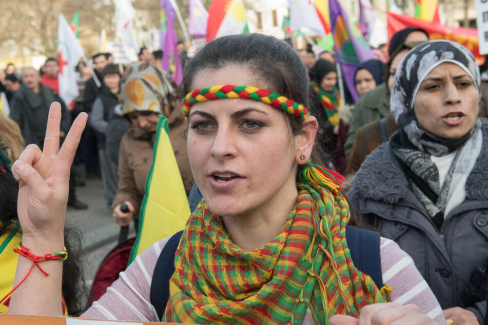 Kurden-Demos gab es am Montagabend unter anderem in Nordrhein-Westfalen, Hamburg und Berlin (Foto).