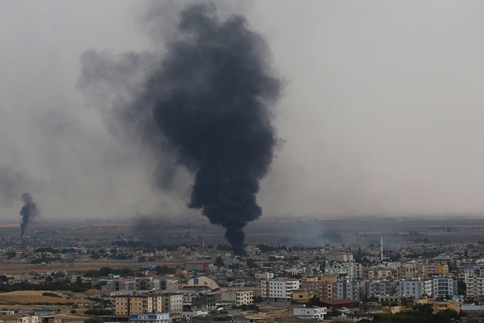 Nach Angriffen des türkischen Militärs an der Grenze zu Syrien steigen Rauchschwaden auf.