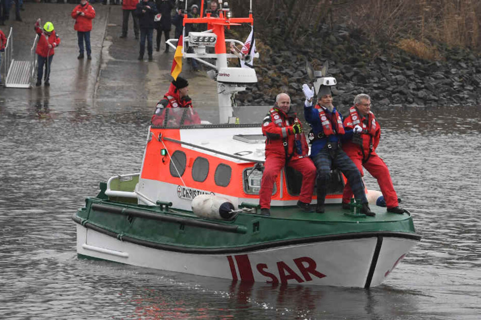 Bei der Eiswette überquert Eiswettenschneider Peter Lüchinger auf einem Rettungsboot der DGzRS trockenen Fußes die Weser.