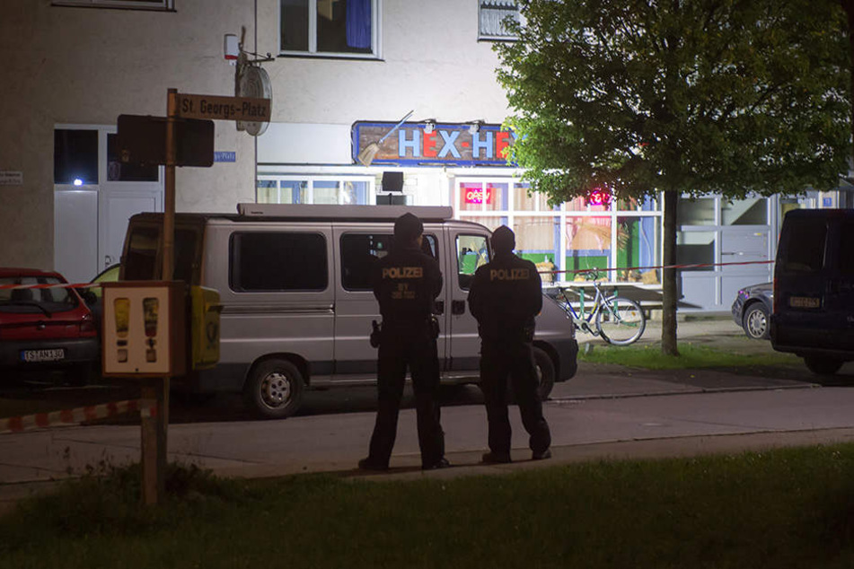 Ein Anwohner hörte vor einem Pub Schüsse und alarmierte die Polizei.
