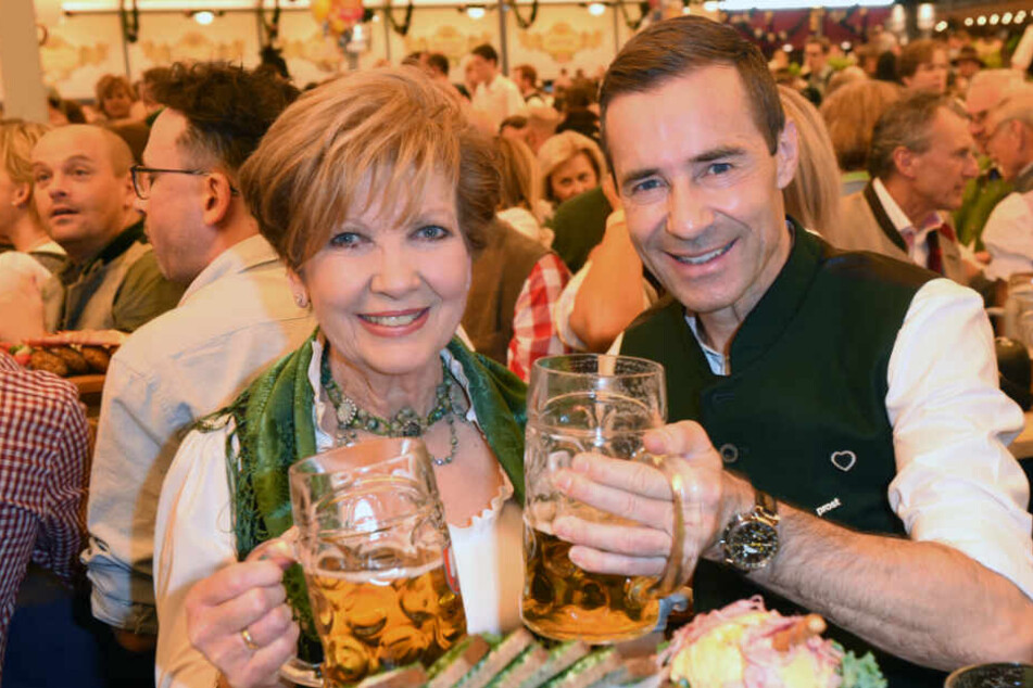 Die Moderatoren Carolin Reiber und Kai Pflaume auf dem Oktoberfest.