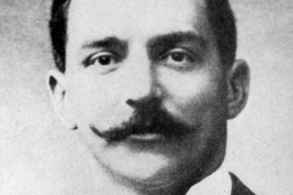 Bruce J. Ismay, der Vorstand der White Star Lines, überlebte das Unglück. Er soll die Offiziere zur Verschwiegenheit über das Feuer gezwungen haben.