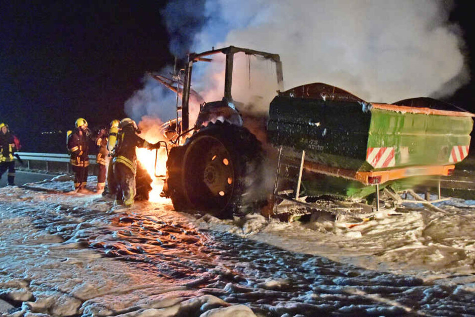 Als das Feuer gelöscht war, blieb von dem Traktor nur ein Gerippe übrig.