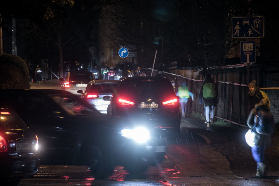 Riskant: Oft teilen sich Autos und Schüler die Straße.
