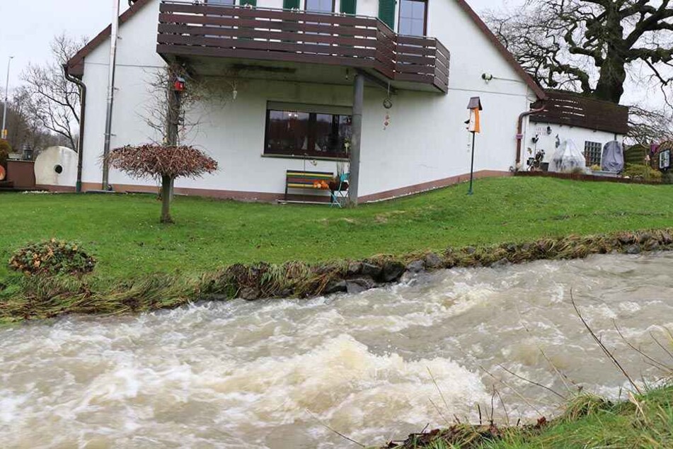 Der Mühlenbach in Spenge stieg über den normalen Pegel und überschwemmte die Nachbarschaft.