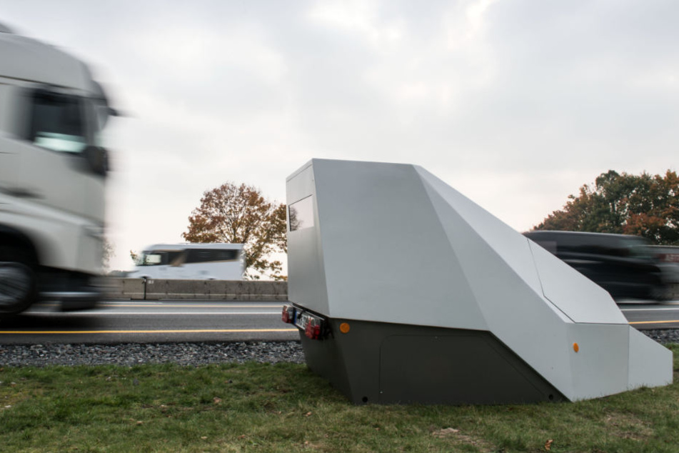 Die "Enforcement Trailer" tarnen sich als Autoanhänger und können bis zu zehn Tage am Stück Verkehrssünder blitzen.