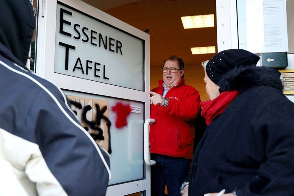 Jörg Sartor, Vorsitzender der Essener Tafel, öffnet die Eingangstüre der Essener Tafel.