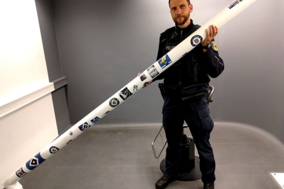 Ein Bundespolizist zeigt die sichergestellte Querlatte. Fans hatten sie aus dem Volksparkstadion mitgehen lassen.