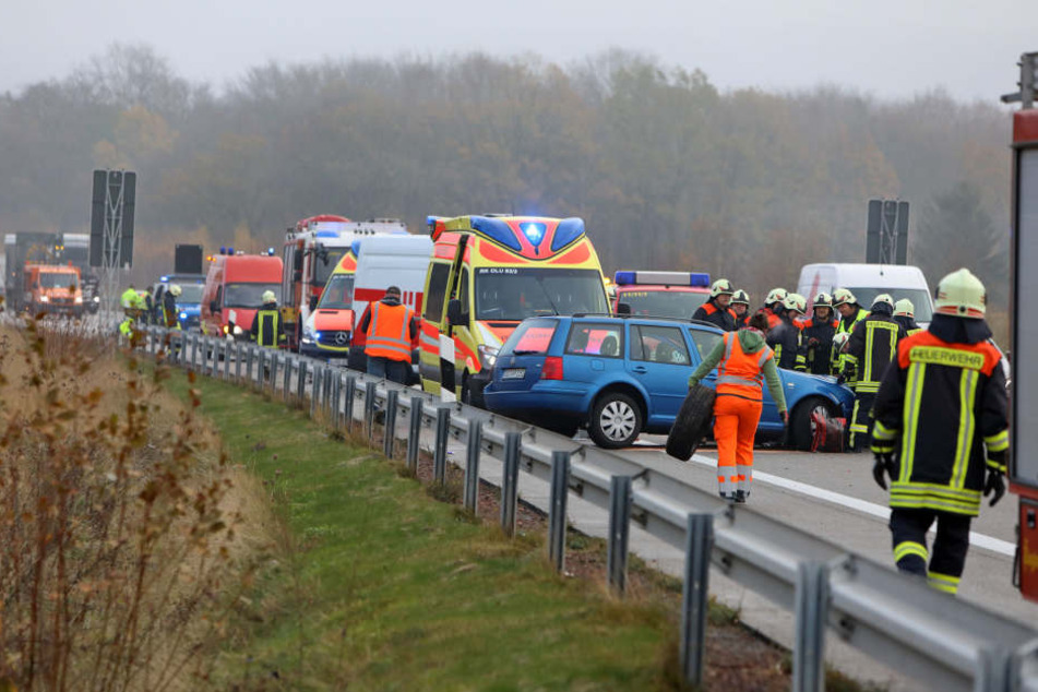 Ein VW krachte auf der A4 in die Leitplanke.