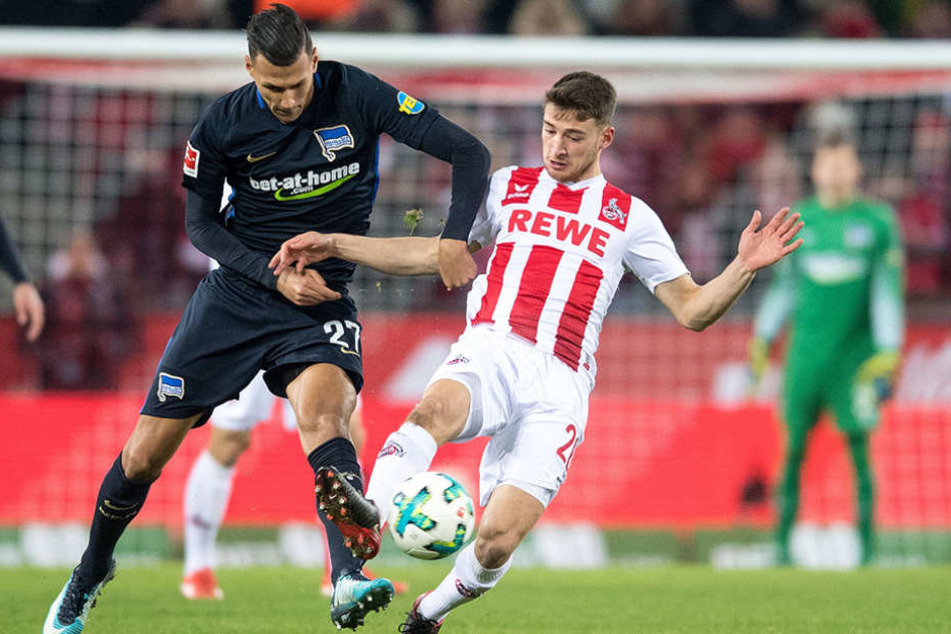 Herthas Davie Selke (l) und Kölns Salih Özcan kämpfen um den Ball.