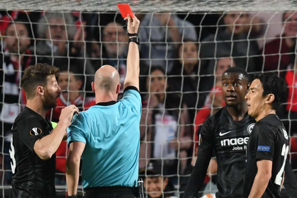 Schiedsrichter Anthony Taylor (2.v.l.) aus England zeigt Evan Ndicka die Rote Karte.