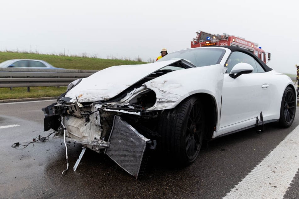 Die Insassen des Porsches kamen sicherheitshalber in ein Krankenhaus.