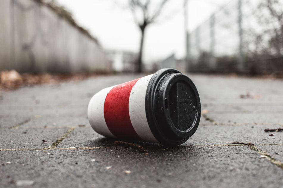 Rund 25 Millionen To-Go-Becher landen in Frankfurt im Müll - oder im schlimmsten Fall auf der Straße (Symbolbild).