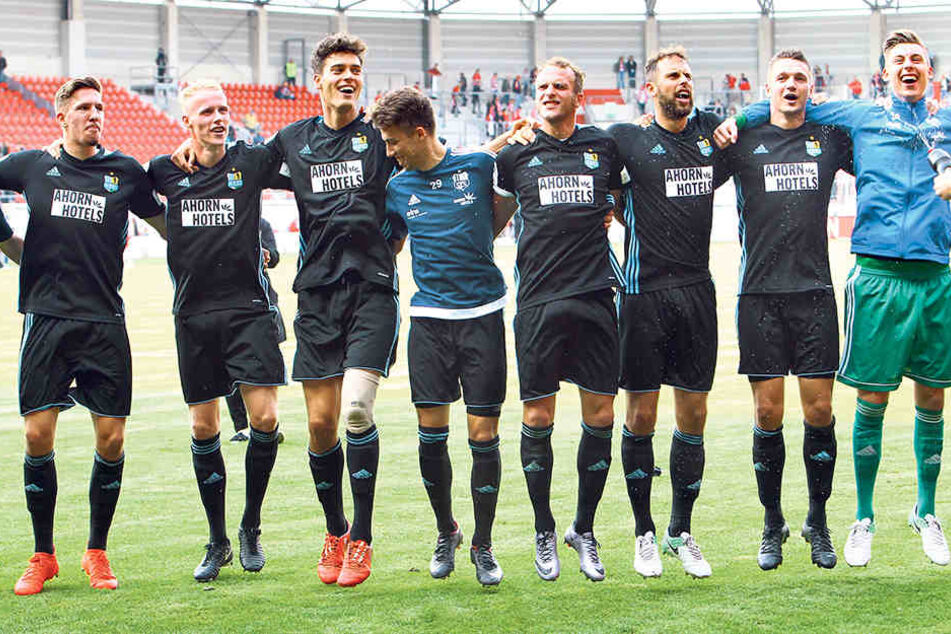 Chemnitzer Jubel im September.Der CFC feiert den 3:0-Sieg in Halle.Tom Scheffel (2.v.l.) ist dabei.