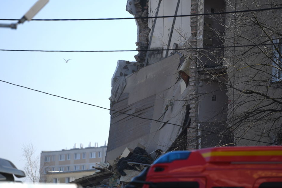 Blick auf das Wohnhaus, das durch eine Gasexplosion teilweise zerstört wurde.