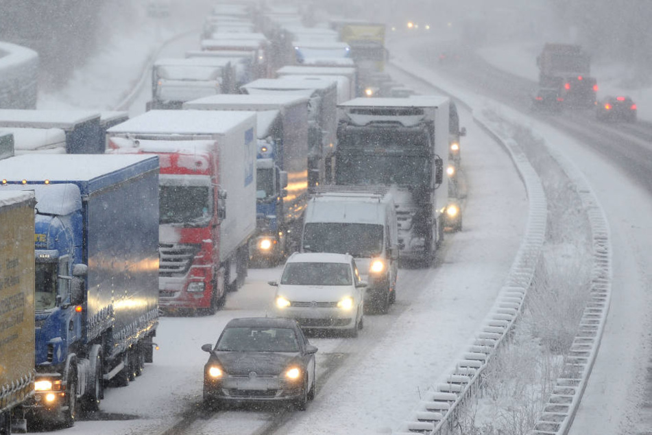 Auf der A57 ist am Autobahnkreuz in Köln-Longerich ein Sattelzug ins Schleudern geraten. (Symbolbild)
