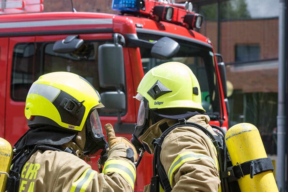 Die Feuerwehrleute wollten schnell in ein Haus, doch ein Mieter versperrte ihnen den Weg.