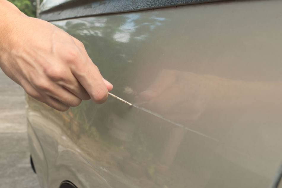 Die Polizei fahndet nach den Lackkatzern in Bergheim (Symbolbild).