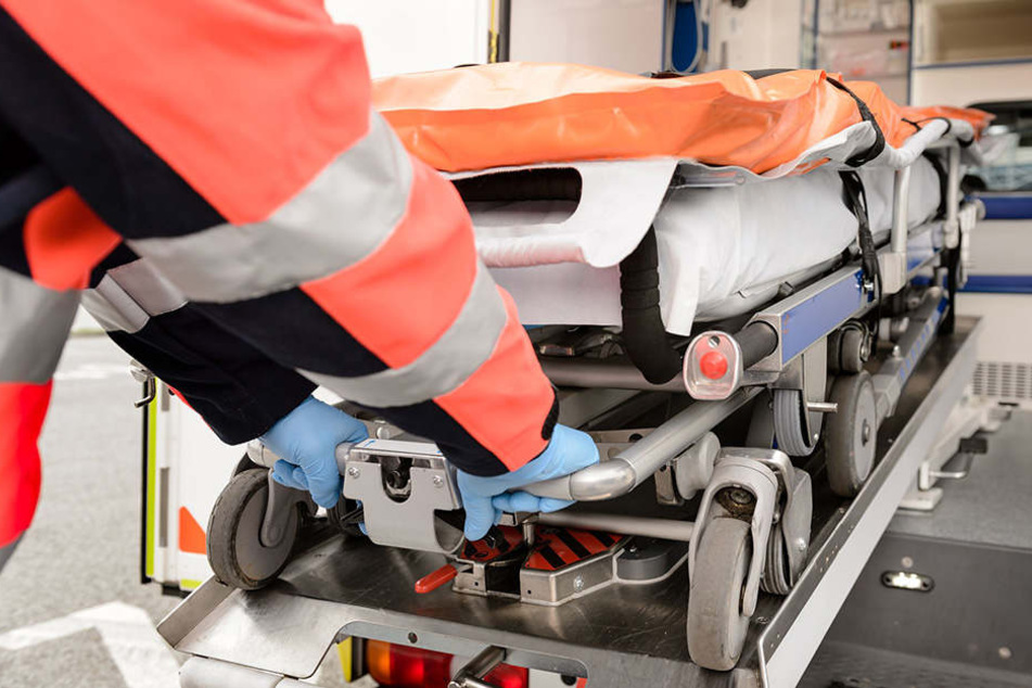 Der Mann wurde von der Feuerwehr befreit und ins Krankenhaus gebracht (Symbolbild).