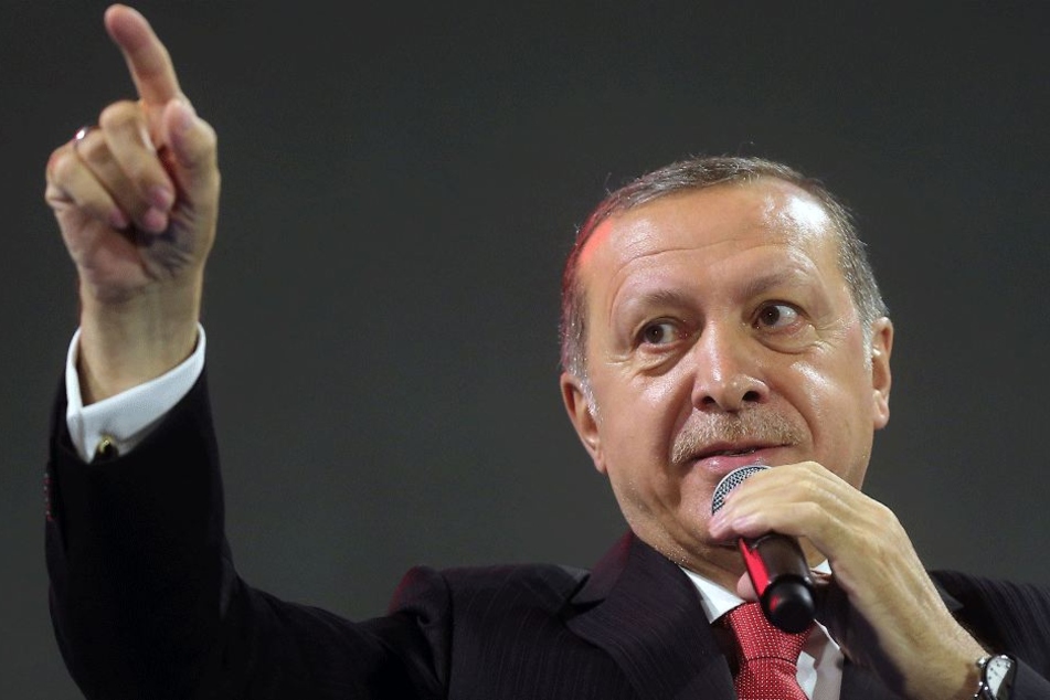 Der türkische Staatspräsident Recep Tayyip Erdogan (63) spricht am 15. Juli in Istanbul während einer Gedenkveranstaltung an die Opfer des gescheiterten Putschversuchs vor einem Jahr.