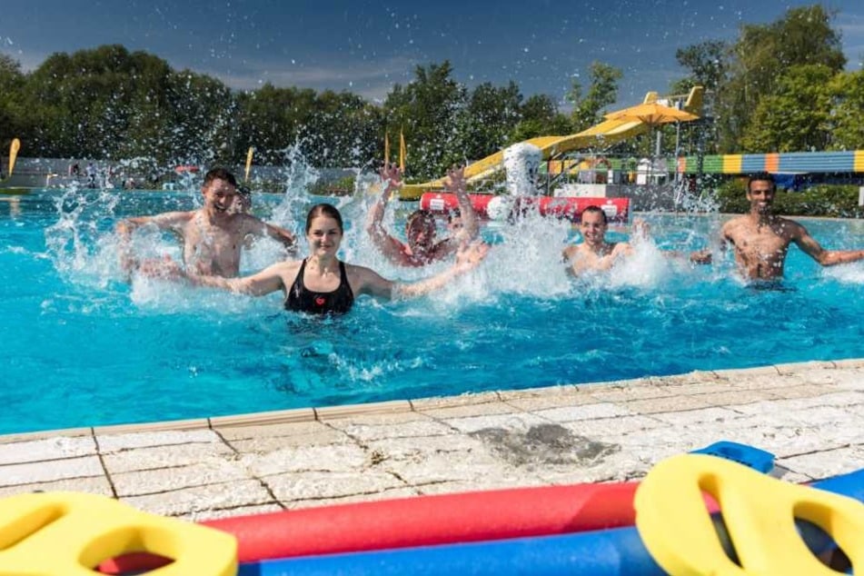 Wasser-Workout in Schönefeld! Die Mitarbeiter der Sportbäder zeigen schon mal, wie's geht.