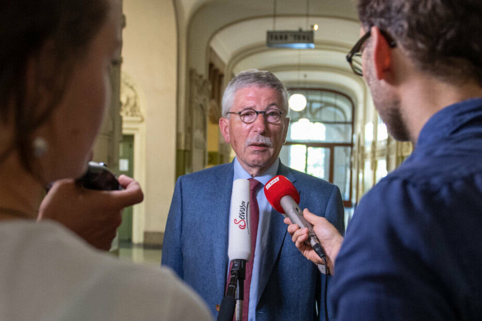 Thilo Sarrazin spricht vor der Sitzung der SPD-Schiedskommission mit Journalisten.