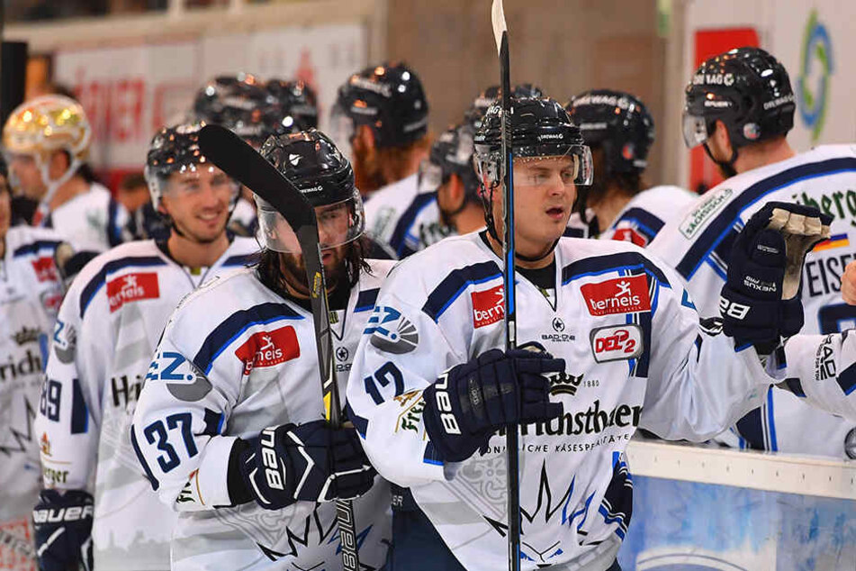 Fährt Martin Davidek (M.) am Sonntag wieder mehrfach als Erster an die Dresdner Bank? Dann hätte der 31-Jährige erneut in seinem Lieblings-Stadion eingenetzt.