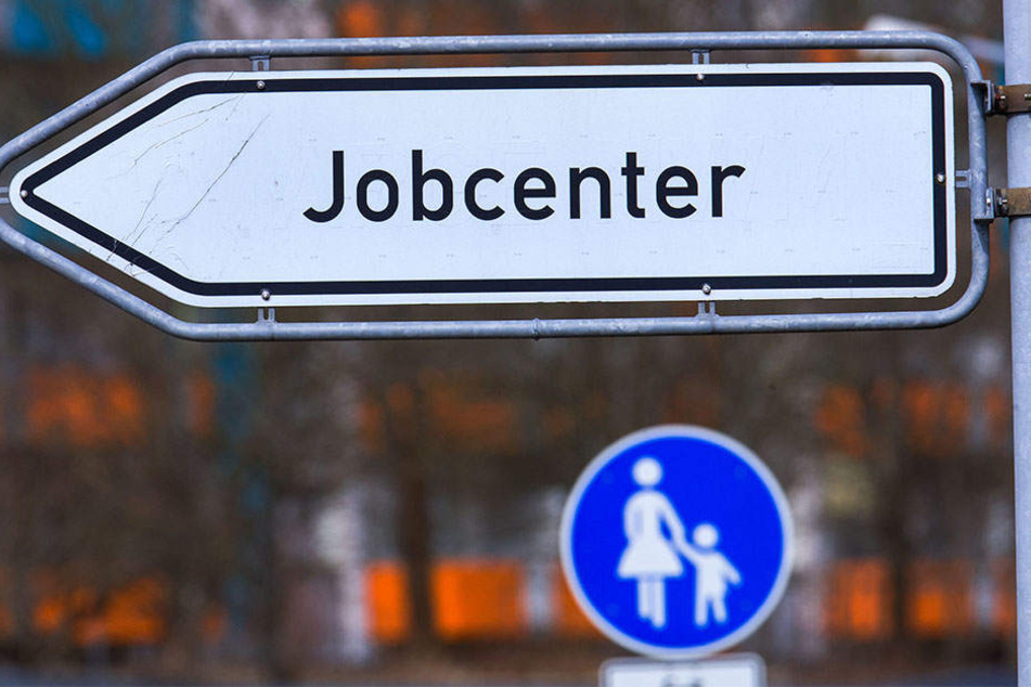 Geld, dass eigentlich für die Ausbildung und Umschulung von Langzeitarbeitslosen gedacht ist, fließt in die Verwaltung der Jobcenter.