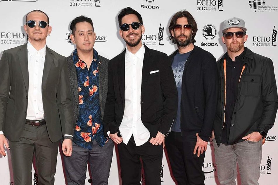 Ganz links: Chester Benningtons (†41) Stimme ist für immer verstummt. Rechts: Vier Mitglieder der Band.