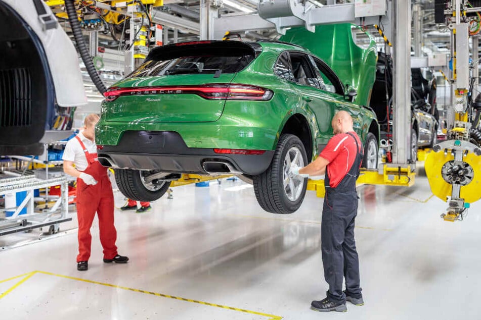Als einer der letzten Arbeitsschritte werden die Räder montiert. Charakeristisch am neuen Macan ist das durchgehende LED-Leuchtband.