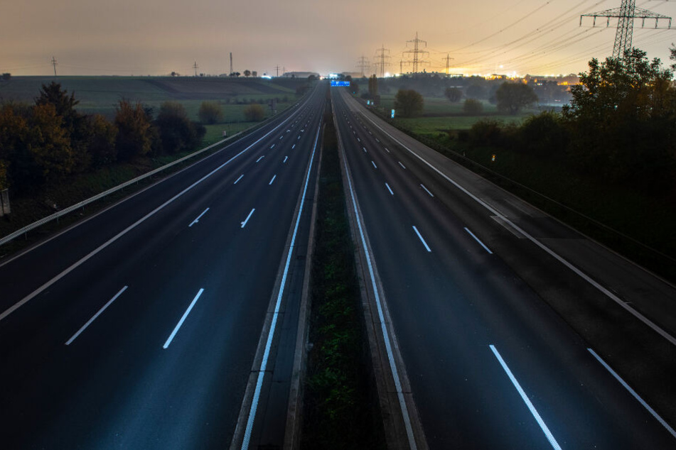 Der Mann hielt einfach auf dem Standstreifen der Autobahn an. (Symbolbild)