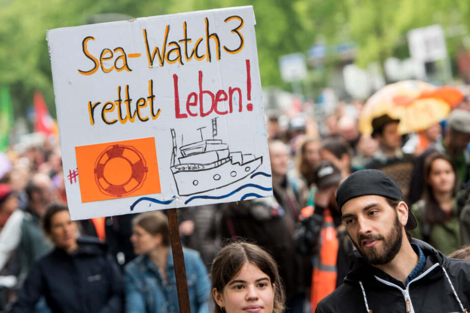 Zahlreiche Menschen setzten am Samstag ein Zeichen für Seenotrettung im Mittelmeer.