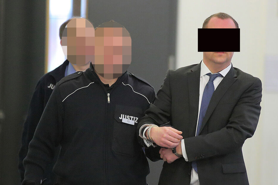 Für ihn hat das Gericht noch „Hoffnung“: Ralf M. (36) kam in Schlips und Anzug und ging mit sieben Jahren Gefängnis.