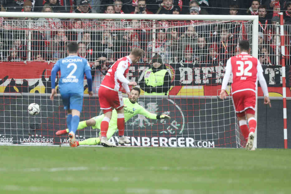 Unions Sebastian Polter (m.) trifft zum 1:0 per Elfmeter.