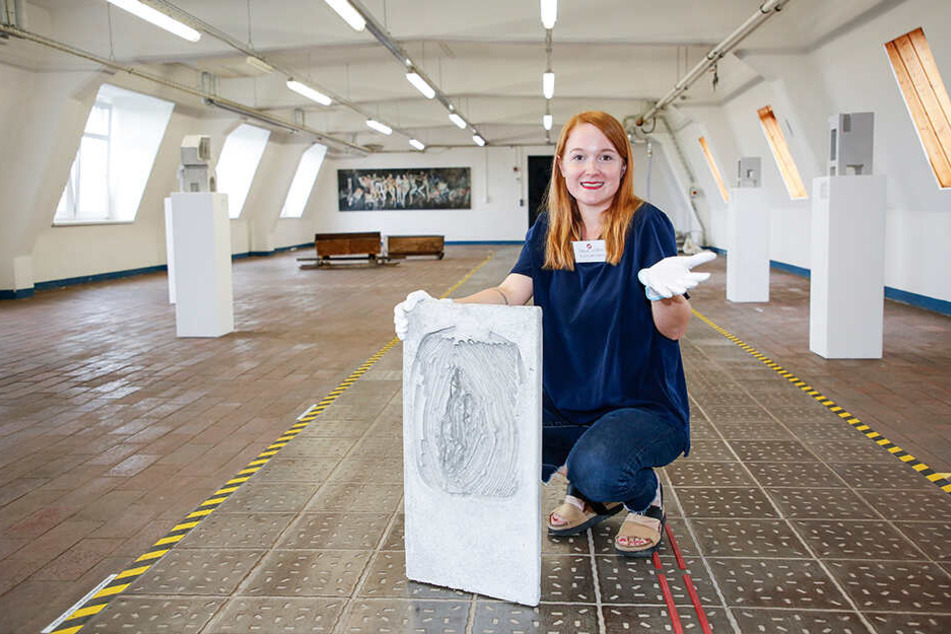 Kunstvermittlerin Paula Letalik (28) mit dem rätselhaften Schmuggel-Kunstwerk aus Beton.