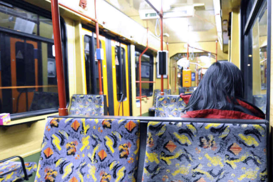 Die 16-Jährige wurde aus der Bahn geschmissen und musste ein Bußgeld zahlen. (Symbolbild)