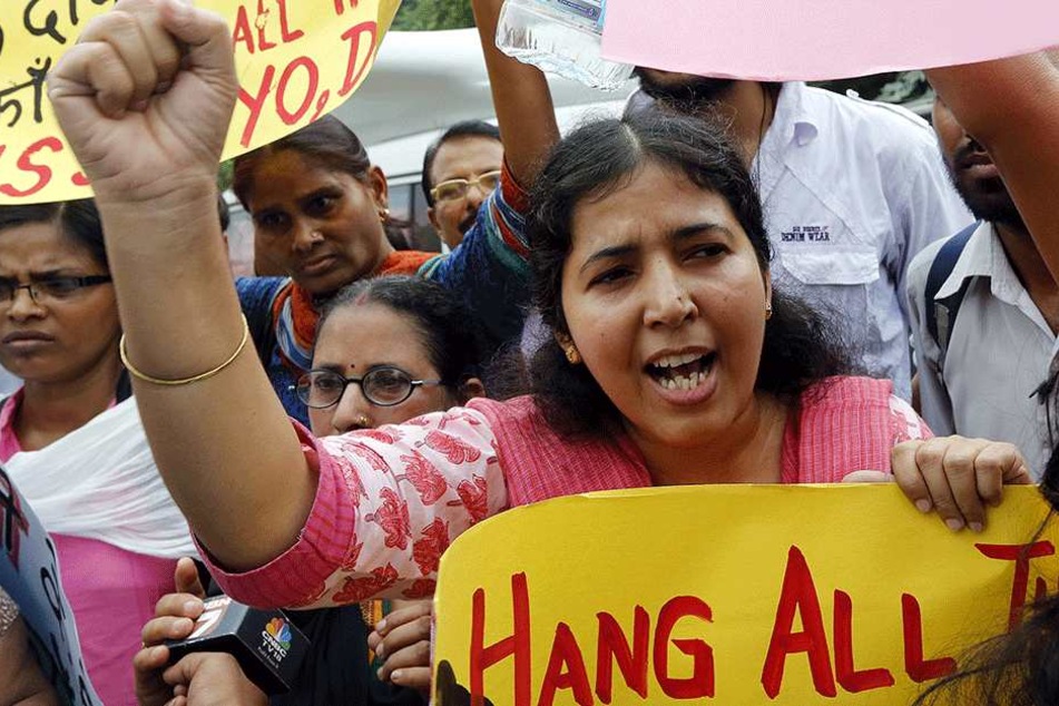 Immer wieder kommt es in Indien zu schlimmen Vergewaltigungsfällen: Indische Aktivisten halten hier Plakate und schreien Slogans außerhalb des Gerichtsgebäudes in Neu Delhi (Indien), nachdem eine Frau vergewaltigt wurde (Archivbild).