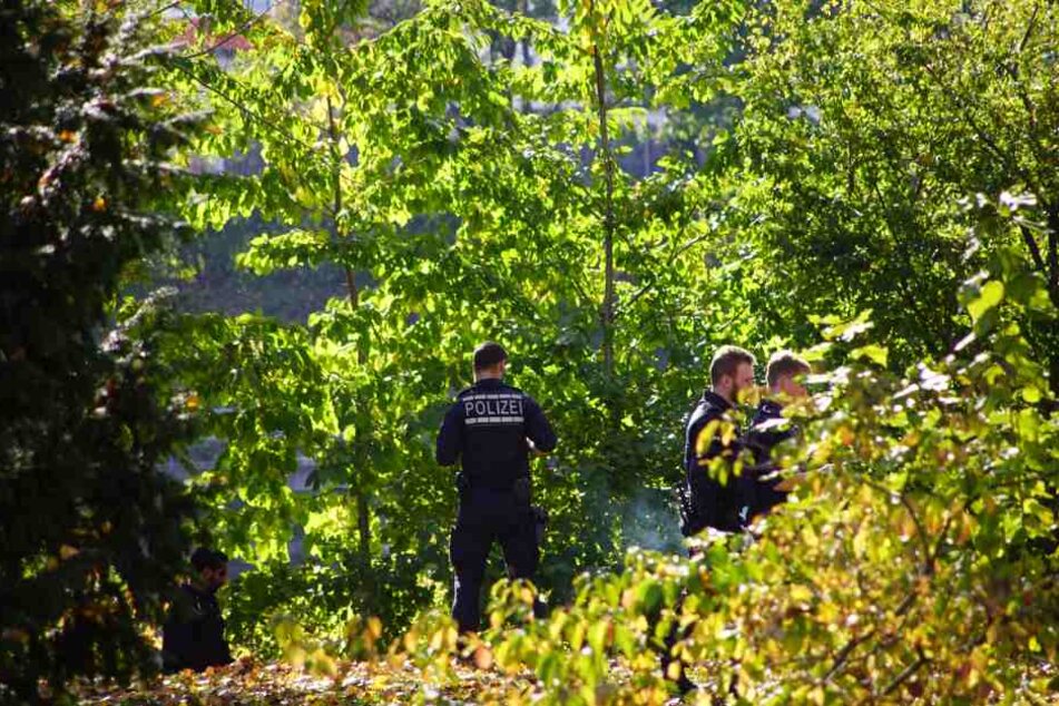 Die Polizei suchte weitläufig das Gebiet um den Leichenfund ab.