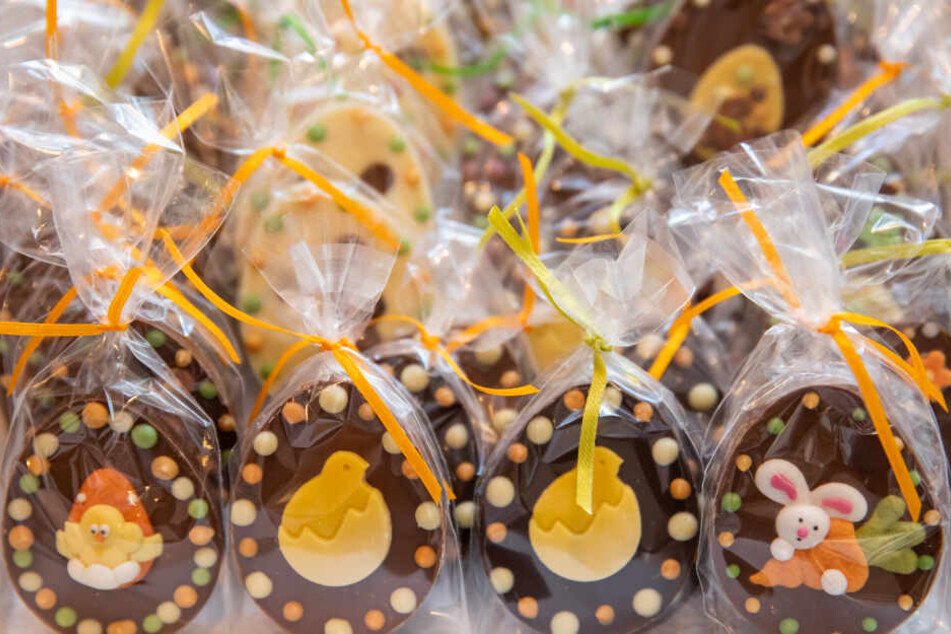 Schokolade mit Ostermotiven stehen in der Chocolaterie Molina, einer Schokoladenmanufaktur, zum Verkauf aus.