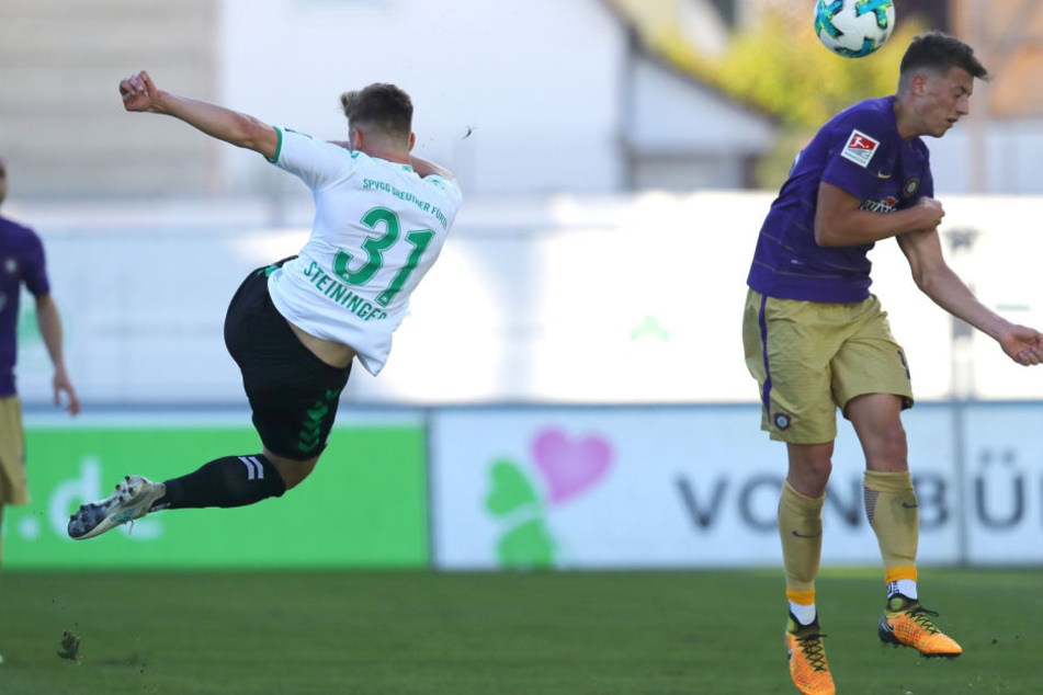Das tat weh! Bei Aues Pleite in Fürth traf Daniel Steininger (l.) mit diesem Schuss vor dem sich wegdrehenden Nicolai Rapp kurz vorm Ende der regulären Spielzeit zum 2:1 für die SpVgg - ein unnötig verlorener Punkt aus FCE-Sicht.