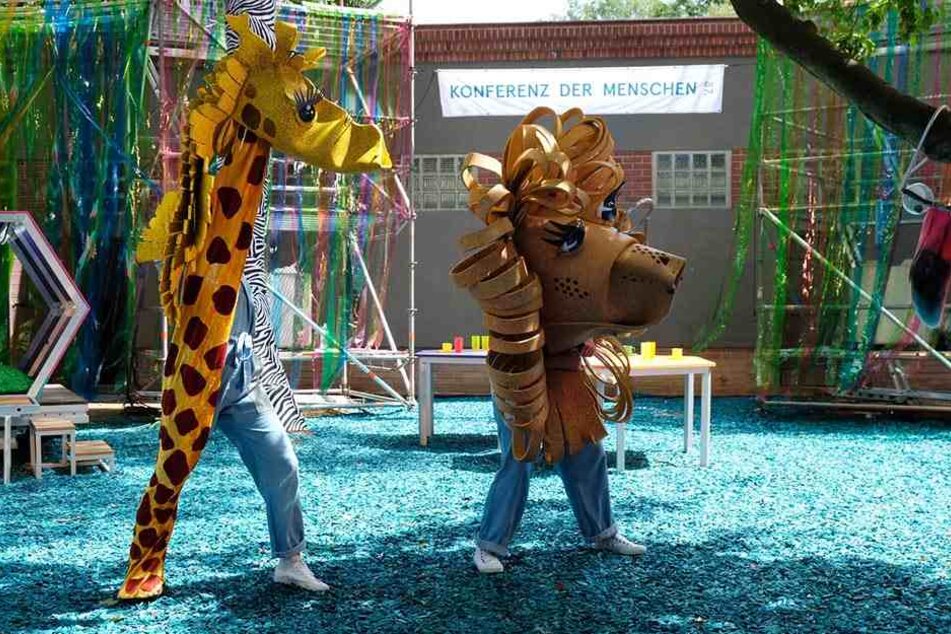 Die Tier-Puppen Giraffe Leonie (l.) und Alois der Löwe proben vor ihrer ersten Vorstellung fleißig im Zoo Leipzig.