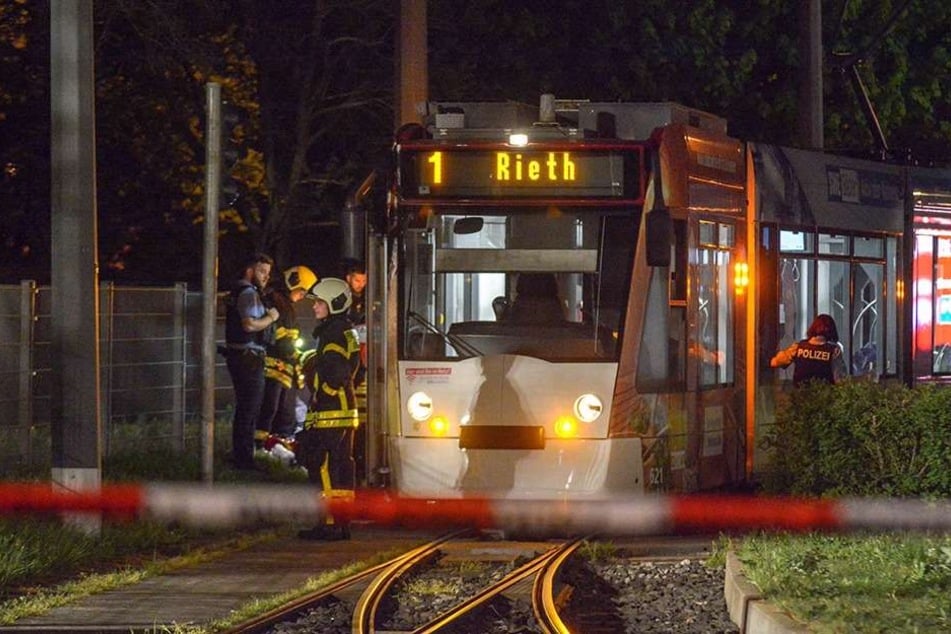 Ein Straßenbahn-Fahrer hatte den verletzten Mann gefunden.
