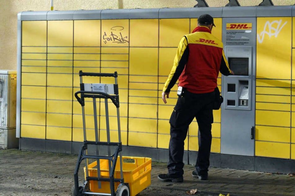 Ein DHL-Mitarbeiter steht vor der DHL-Paketstation an der Potsdamer Kantstraße Ecke Roseggerstraße, in der eine Paketbombe aufgegeben wurde.
