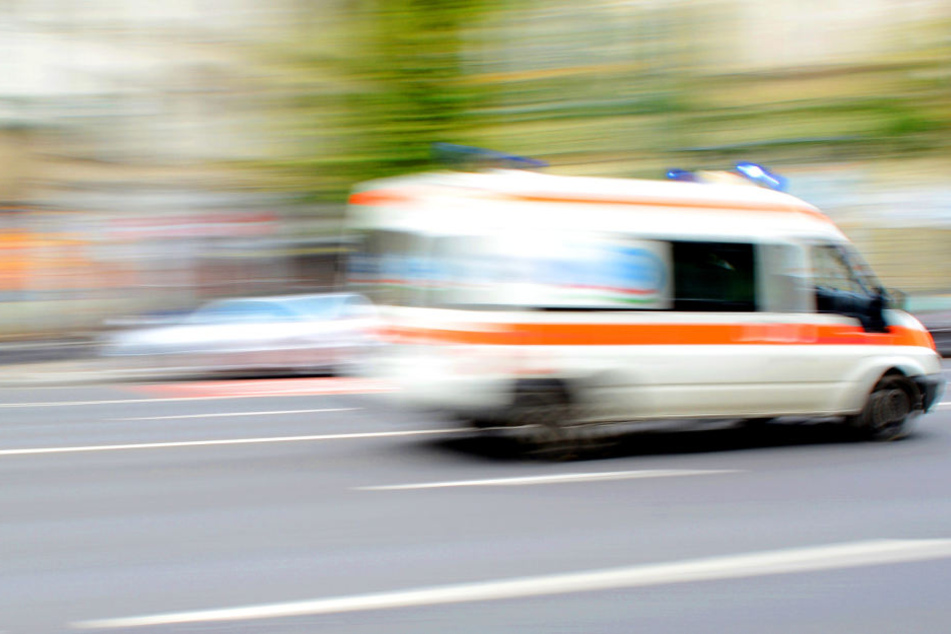 Die Rettungskräfte brachten alle Unfallbeteiligten umgehend ins Krankenhaus (Symbolbild).